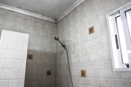 Foto de Un baño con molde en el techo. Limpieza de moho y manchas. - Imagen libre de derechos