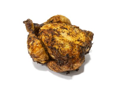 Un pollo asado entero. Aislado sobre un fondo blanco.Salvar la suculenta perfección de todo un pollo asado y dorado, una obra maestra culinaria que tienta los sentidos.