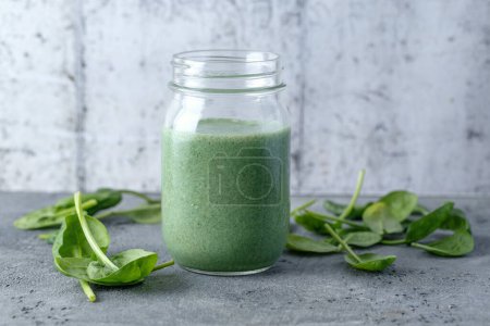 Téléchargez les photos : Green smoothie in jar with fruits. Closeup. - en image libre de droit