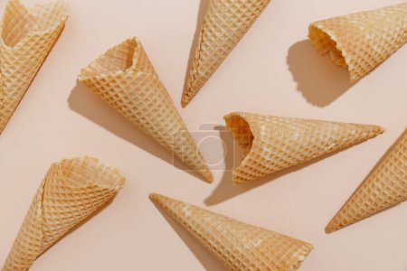 Téléchargez les photos : Ice cream cones on color background. Conceptual food. Top View - en image libre de droit