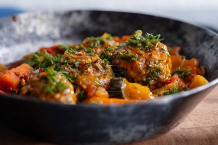 Téléchargez les photos : Meatballs with vegetables on pan on table. Closeup - en image libre de droit