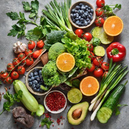 Téléchargez les photos : Concept de mode de vie sain avec divers fruits et légumes sur fond gris. Illustration générative AI - en image libre de droit