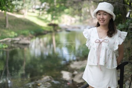 Porträt asiatische Frau entspannen in tropischer Natur in Bachnähe