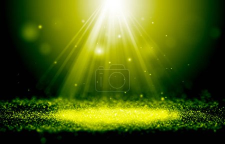 Téléchargez les photos : Rayons scintillants verts et dorés lumières avec projecteur bokeh spectacle élégant sur fond abstrait scène. Poussière étincelle arrière-plan. - en image libre de droit