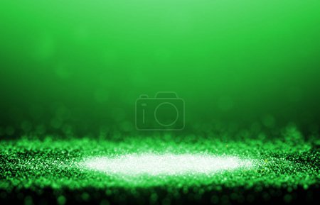Téléchargez les photos : Rayons verts scintillants lumières avec projecteur bokeh spectacle élégant sur fond abstrait scène. Poussière étincelle arrière-plan. - en image libre de droit