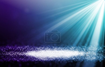 Téléchargez les photos : Rayons bleus scintillants lumières avec Spotlight bokeh spectacle élégant sur fond abstrait scène. Poussière étincelle arrière-plan. - en image libre de droit