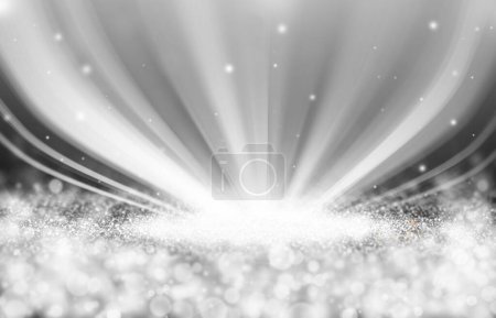 Téléchargez les photos : Gris rayons scintillants lumières scintillantes avec projecteur bokeh spectacle élégant sur fond abstrait scène. Poussière étincelle arrière-plan. - en image libre de droit