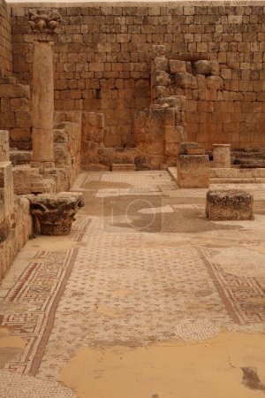Téléchargez les photos : A l'intérieur de l'église des Saints Cosmas et Damianus, mosaïque de sol élaborée et piliers décorés, Gerasa, Jerash, Jordanie 2021 - en image libre de droit