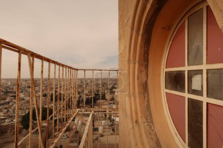 Téléchargez les photos : Window and view from the bell tower of the St John the Baptist Church in Madaba, Jordan 2021 - en image libre de droit