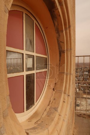 Téléchargez les photos : Window on top of the bell tower of the St John the Baptist Church in Madaba, Jordan 2021 - en image libre de droit