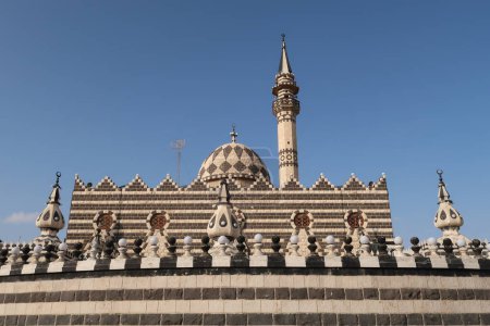 Foto de The beautiful striped Abu Darwish Mosque in Amman, Jordan 2021 - Imagen libre de derechos