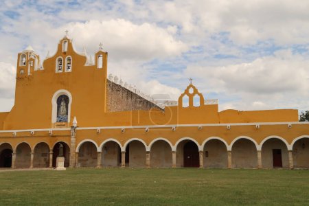 Foto de Fachada de la iglesia en el monasterio Convento de San Antonio de Padua / convento de San Antonio de Padua, Izamal, México 2022 - Imagen libre de derechos