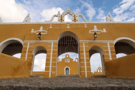 Foto de Entrada al monasterio Convento de San Antonio de Padua / convento de San Antonio de Padua, Izamal, México 2022 - Imagen libre de derechos