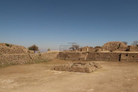 Foto de Hundido Patio / Patio Hundido en la Plataforma Norte en el sitio arqueológico de Monte Alban, Oaxaca, México 2022 - Imagen libre de derechos