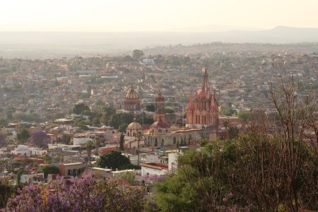Téléchargez les photos : Vue depuis un point de vue / mirador sur la célèbre église / cathédrale Parroquia de San Miguel Arcangel, emblème de San Miguel de Allende, Mexique 2022 - en image libre de droit