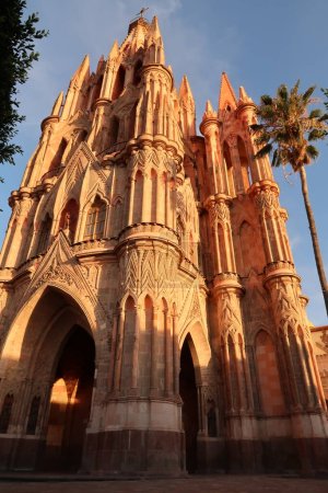 Foto de La hermosa fachada de la iglesia / catedral Parroquia de San Miguel Arcangel en San Miguel de Allende, México 2022 - Imagen libre de derechos