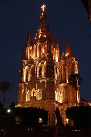 Téléchargez les photos : La belle église / cathédrale Parroquia de San Miguel Arcangel à San Miguel de Allende illuminée la nuit, Mexique 2022 - en image libre de droit
