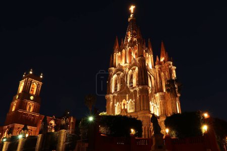 Foto de La iglesia / catedral Parroquia de San Miguel Arcangel en San Miguel de Allende iluminada por la noche, México 2022 - Imagen libre de derechos
