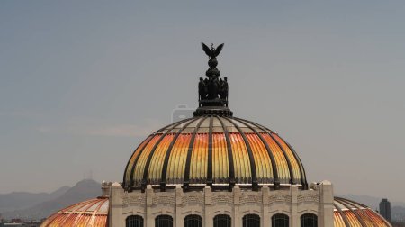 Téléchargez les photos : Vue de plus près sur le toit élaboré du Palacio de Bellas Artes / Palais des Beaux-Arts, Mexico 2022 - en image libre de droit
