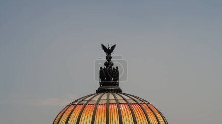 Téléchargez les photos : Le copola du Palacio de Bellas Artes / Palais des Beaux-Arts avec sa sculpture en métal sur le dessus, Mexico 2022 - en image libre de droit