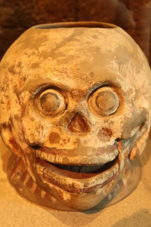 Foto de Cerámica / cerámica en forma de cráneo en el Museo Nacional de Antropología, Ciudad de México - Imagen libre de derechos