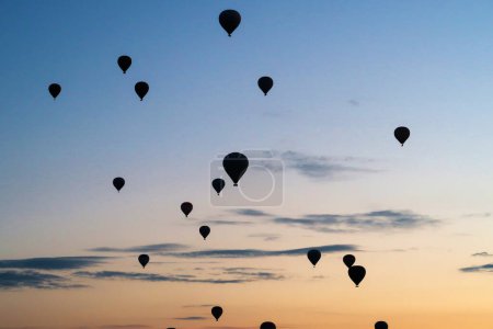 Viele Heißluftballons steigen über die Landschaft des Red Valley, Rose Valley, nahe Goreme, Cavusin, Kappadokien, Türkei 2022