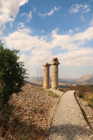 Fußweg und zwei der Säulen am Karakus Tumulus, Gedenkgrab der Commagene Royal Family, in der Nähe von Adiyaman, Türkei 2022