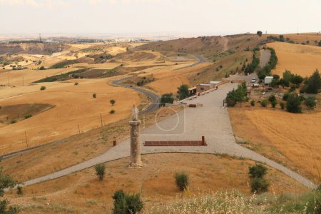Blick vom Karakus Tumulus, Gedenkgrab der Commagene Royal Family auf die umliegende Landschaft mit dem Eingangsbereich im Vordergrund, nahe Adiyaman, Türkei 2022
