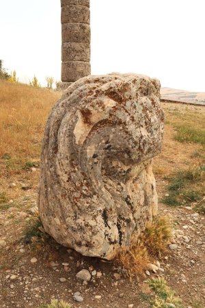 Sculpture à la tête de lion, statue à côté d'une colonne de pierre au Tumulus Karakus, tombe commémorative de la famille royale Commagène, près d'Adiyaman, Turquie 2022