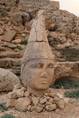 Kopf einer Steinstatue, Statue von Apollon auf der Ostterrasse des Nemrut-Berges, in der Nähe von Adiyaman, Türkei 2022