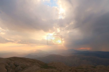 Blick vom Nemrut auf die umliegende Landschaft vor Sonnenuntergang an einem bewölkten Tag, nahe Adiyaman, Türkei 2022