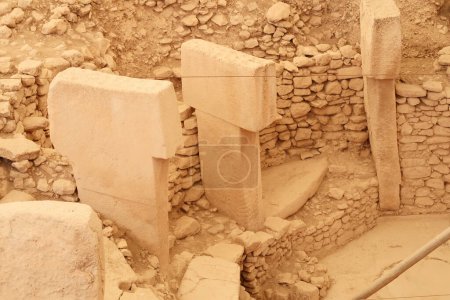 Algunos de los pilares en el recinto D en el sitio arqueológico neolítico de Gobekli Tepe, Potbelly Hill, Pilar 33 visto en el centro muestra dos grúas, cerca de Sanliurfa, Turquía 2022