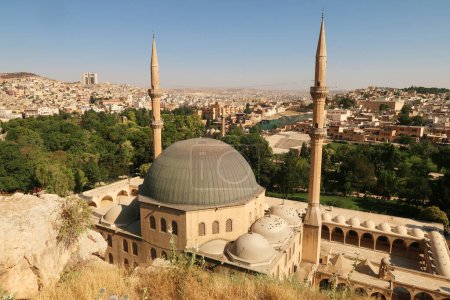 Vista al Complejo Dergah que alberga la Mezquita Mevlidi Halil Camii y la Cueva de Nacimiento Abrahams y la ciudad de Sanliurfa en el fondo, Sanliurfa, Turquía 2022