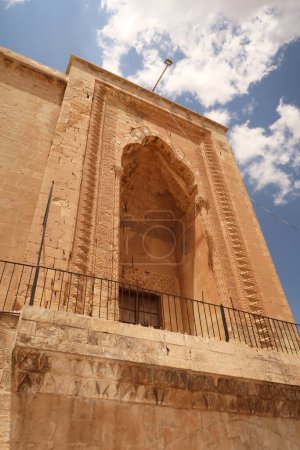 Téléchargez les photos : La majestueuse porte du sultan Isa Medrese, Madrasa, Zinciriye Medrese dans la vieille ville de Mardin, Turquie 2022 - en image libre de droit