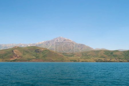 Monte Artos visto desde el lago Van, Van Golu, el color azul intenso del agua en primer plano y el volcán inactivo en el fondo, Van, Turquía 2022
