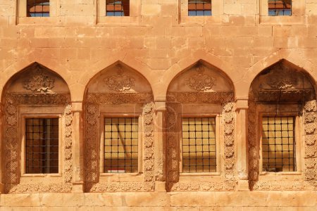 Reihe vergitterter Fenster in osmanischer Architektur innerhalb des Ishak Pascha Palastes, Sarayi, Dogubeyazit, Türkei 2022