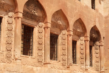 Reihe vergitterter Fenster in original osmanischer Architektur innerhalb des Ishak Pascha Palastes, Sarayi, Dogubeyazit, Türkei 2022
