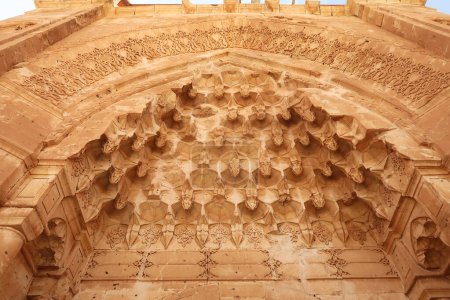 Aufwendige Muster und Details in das osmanische Eingangstor geschnitzt, Eingang zum Ishak Pascha Palast, Sarayi, Dogubeyazit, Türkei 2022