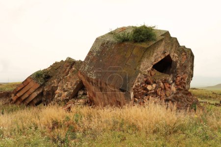 Die Ruinen des gefallenen Minaretts an der antiken Stätte von Ani, einer verlassenen armenischen Ruinenstadt, in der Nähe von Kars, Türkei 2022