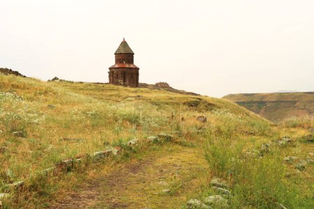 Téléchargez les photos : La belle église de Saint Grégoire d'Abughamir, Abughamrens, Abughamrents entourée de prairies sur l'ancien site d'Ani, une ville arménienne abandonnée en ruine, près de Kars, Turquie 2022 - en image libre de droit