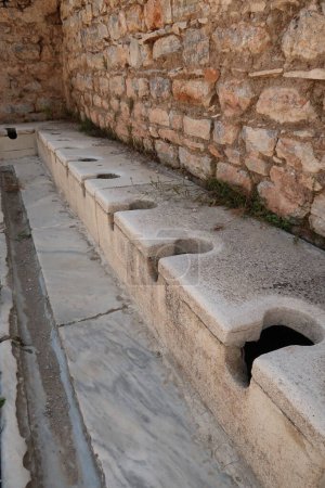 Téléchargez les photos : Toilettes romaines sur le site archéologique d'Ephèse près de Selcuk, Turquie 2022 - en image libre de droit