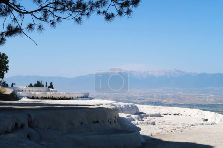 Fantastischer Blick von den Travertinen von Pamukkale mit dem Tal und den Bergen im Hintergrund, Denizli, Türkei 2024