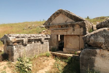 Tombeau et deux sarcophages Sarcophages à la nécropole supérieure de l'ancien site de Hierapolis, Pamukkale, Denizli, Turquie 2022