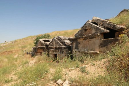 Fila de tres tumbas antiguas en la Necrópolis superior del sitio arqueológico de Hierápolis, Pamukkale, Denizli, Turquía 2022