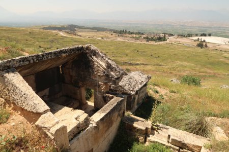 Tombeau de la nécropole supérieure de l'ancien site de Hierapolis surplombant Pamukkale, Denizli, Turquie 2022