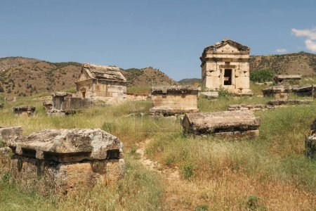 Grupo de tumbas y sarcófagos sarcófagos en la Necrópolis del norte del sitio antiguo de Hierápolis, Pamukkale, Denizli, Turquía 2022