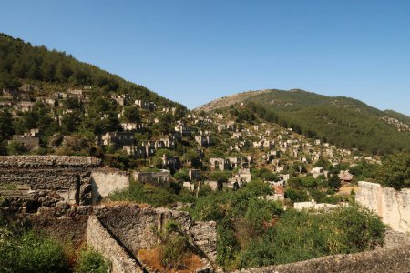 Häuserruinen im verlassenen Dorf Kayakoy, Livissi, in der Nähe von Fethiye, Türkei 2022