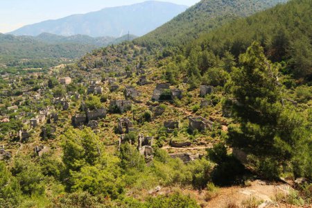 Blick von oben auf das verlassene Dorf Kayakoy, Livissi, in der Nähe von Fethiye, Türkei 2022