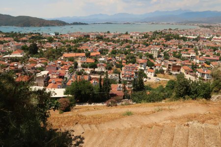 Téléchargez les photos : Vue sur la ville de Fethiye depuis l'ancienne tombe lycienne taillée dans le roc d'Amyntas, Turquie 2022 - en image libre de droit