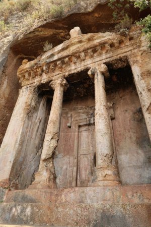 Téléchargez les photos : Ancienne tombe lycienne taillée dans la roche d'Amyntas dans les anciens Telmessos, près de Fethiye, Turquie 2022 - en image libre de droit